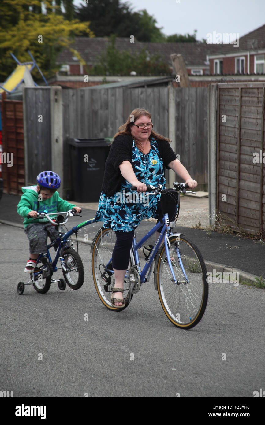 La madre e il bambino per bicicletta equitazione con trailgator sulla scatola station wagon Foto Stock