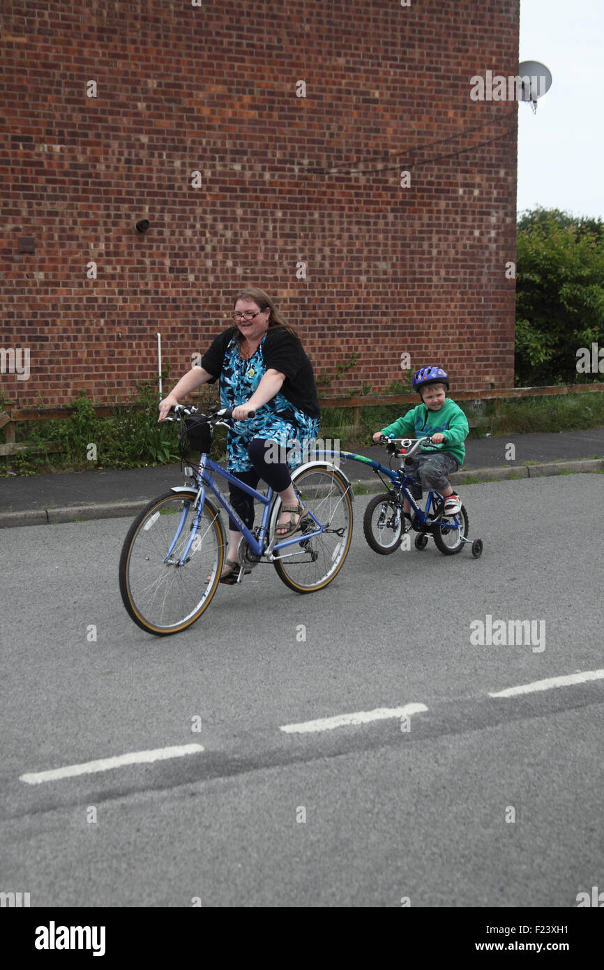 La madre e il bambino per bicicletta equitazione con trailgator sulla scatola station wagon Foto Stock