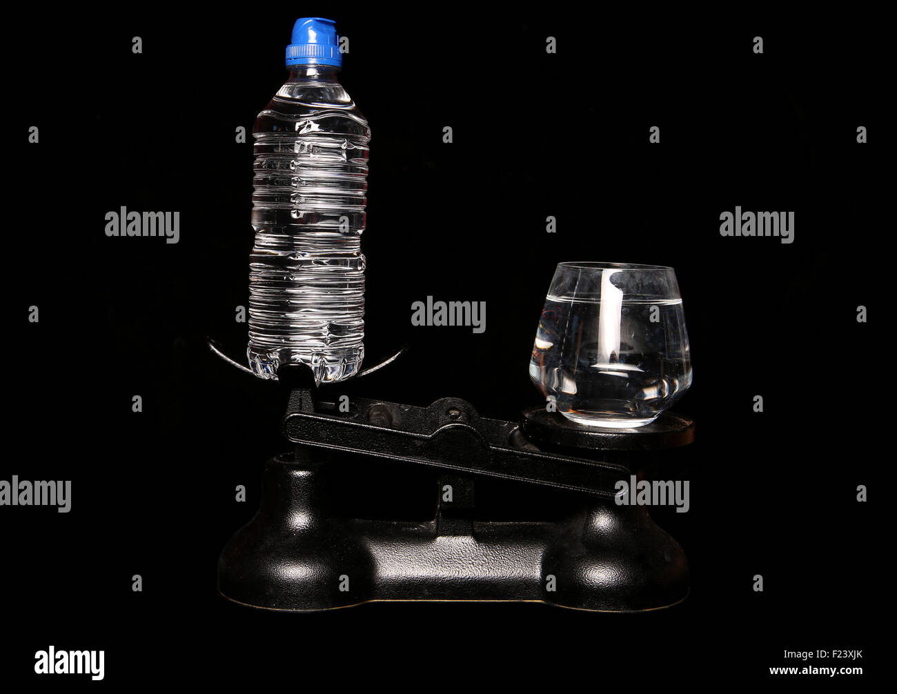 L'acqua del rubinetto meglio di acqua in bottiglia su scale Foto Stock