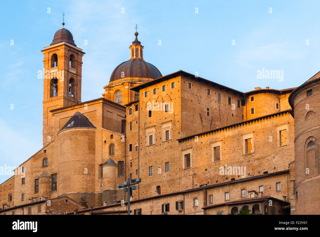 Edifici di Urbino durante l ora d'oro Foto Stock