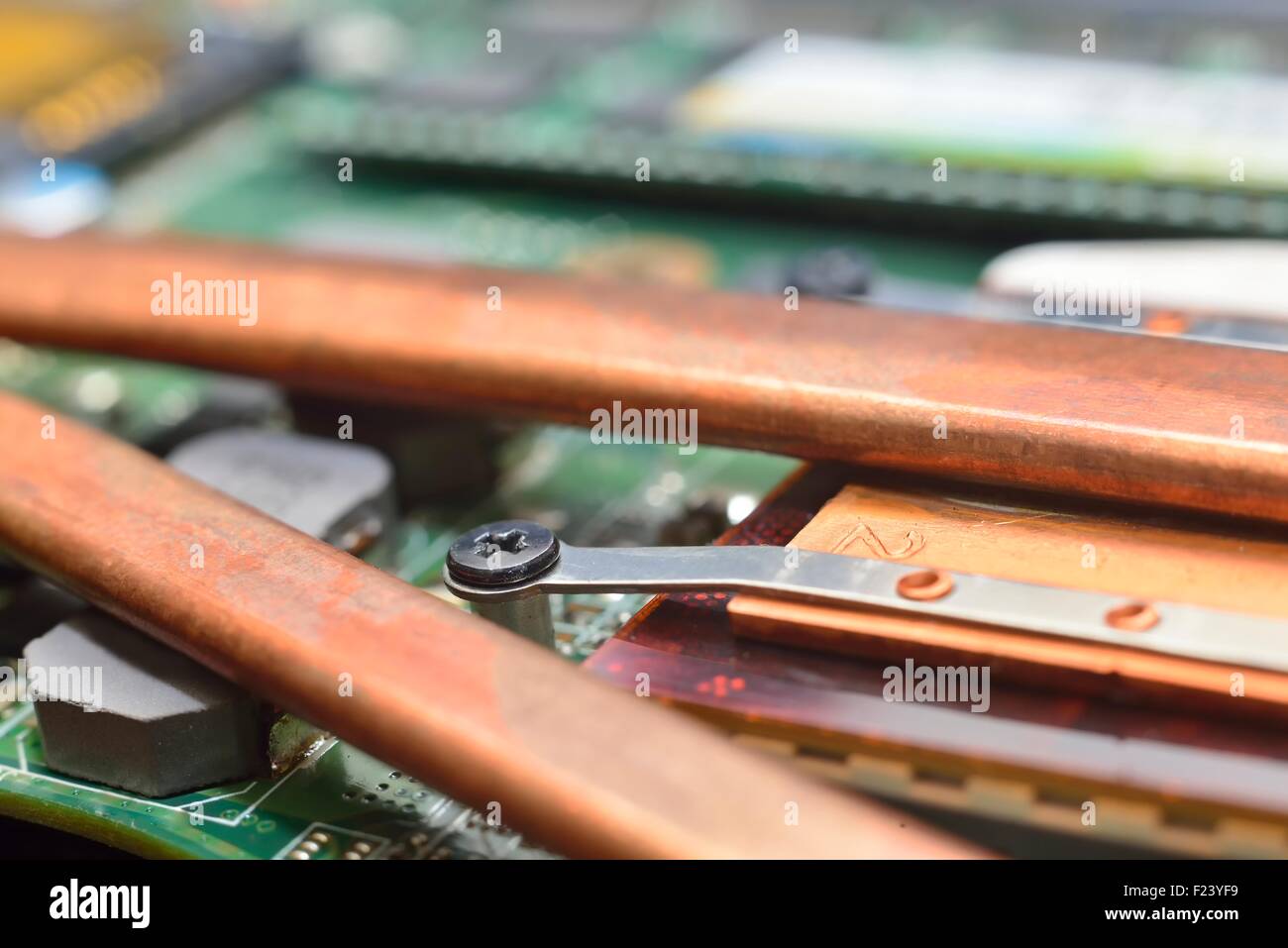 Il montaggio del radiatore per CPU su scheda madre per notebook Foto Stock