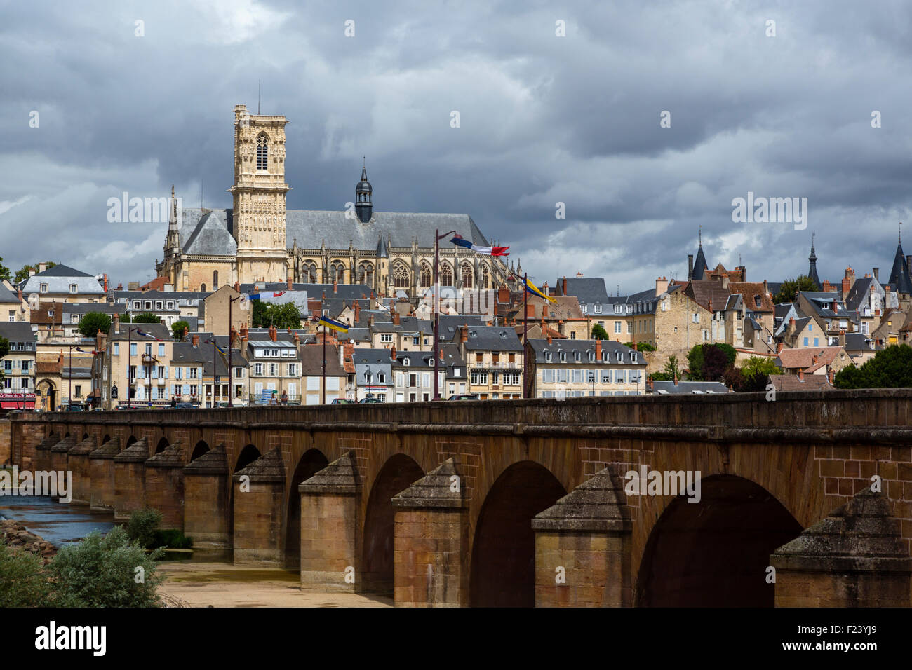 Cattedrale di Saint Cyr e Sainte Julitte e il ponte che attraversa il fiume Loira, a Nevers, Nièvre, Francia Foto Stock