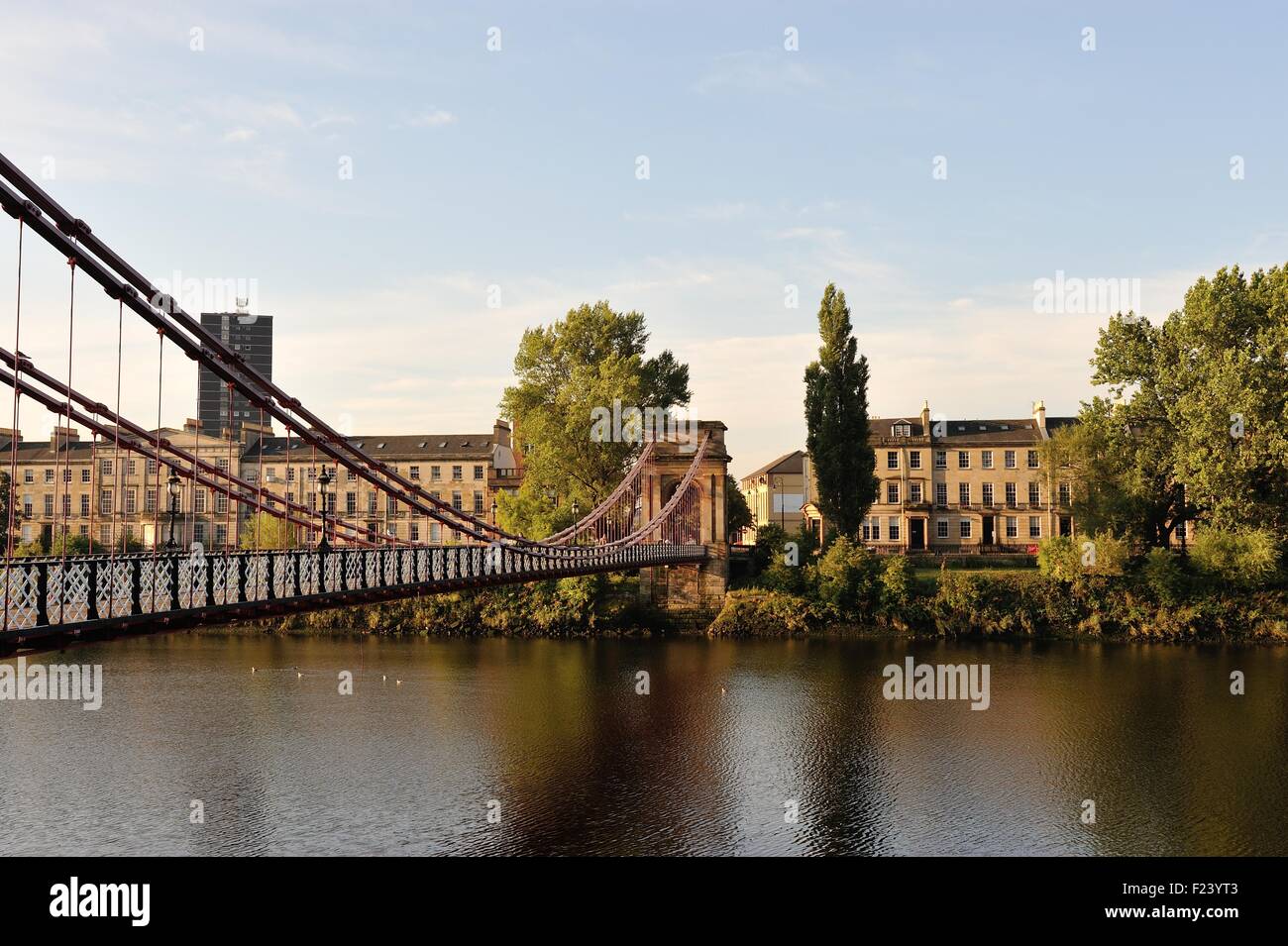 Glasgow, Scotland, Regno Unito. 11 Settembre, 2015. Carlton Bridge è bagnata nella tarda estate del sole sulle rive del fiume Clyde, Glasgow. Credito: Tony Clerkson/Alamy Live News Foto Stock