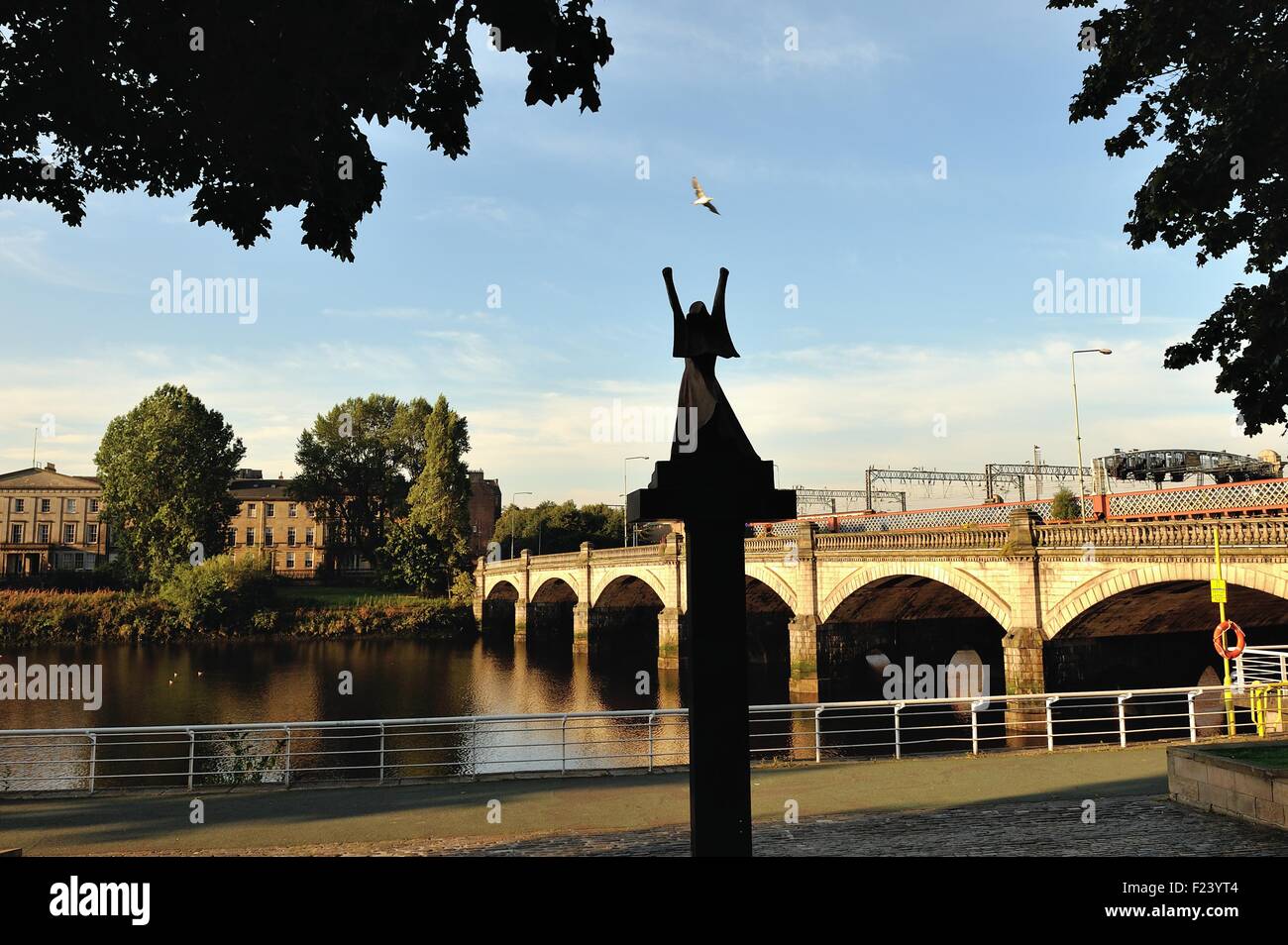 Glasgow, Scotland, Regno Unito. 11 Settembre, 2015. La statua di La Pasionaria è bagnata nella tarda estate del sole sulle rive del fiume Clyde, Glasgow. Credito: Tony Clerkson/Alamy Live News Foto Stock