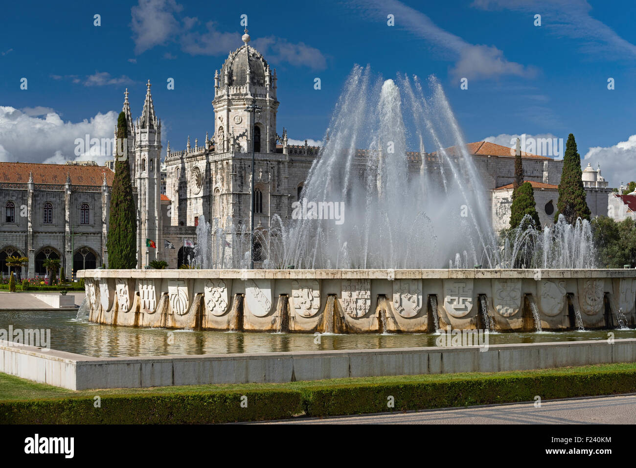 Mosteiro dos Jeronimos e fontana Belem Lisbona Portogallo Foto Stock