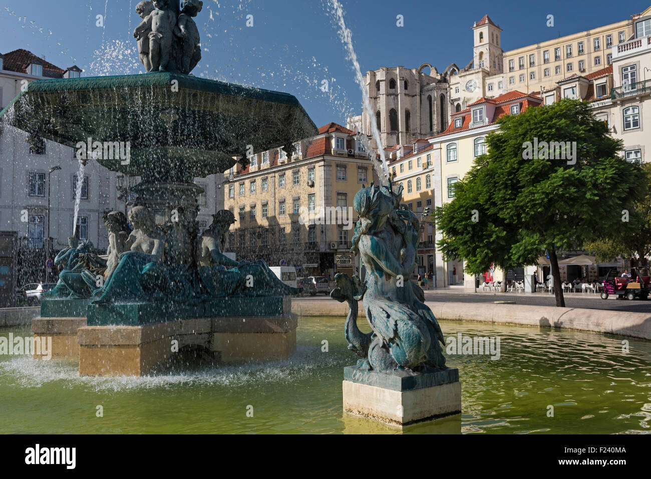 Fontana nella piazza Rossio Baixa Lisbona Portogallo Foto Stock