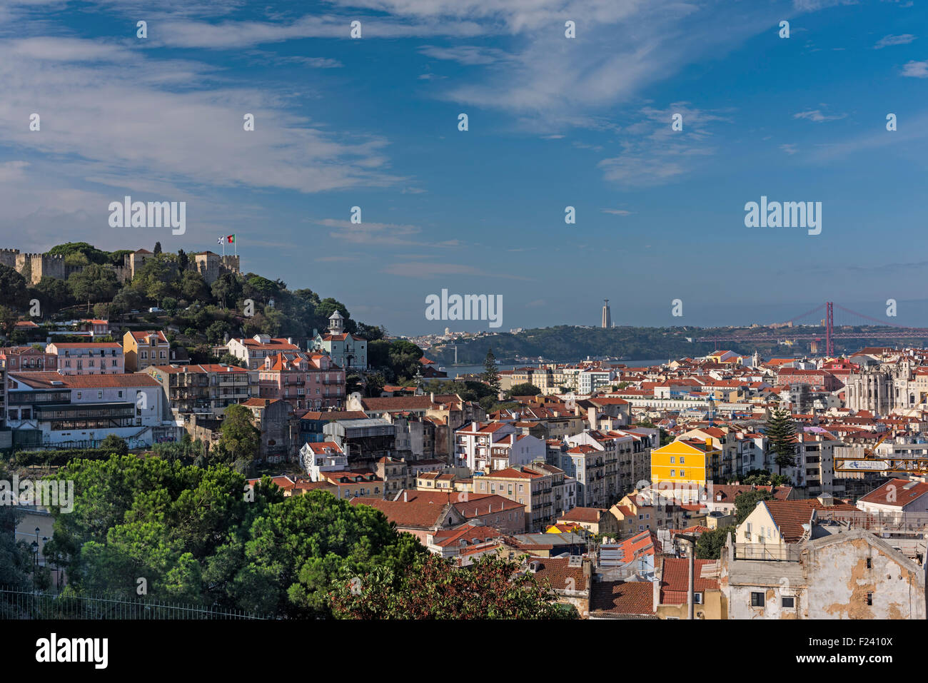 Vista della città a 25 Aprile bridge, castello e Cristo Rei statua Lisbona Portogallo Foto Stock