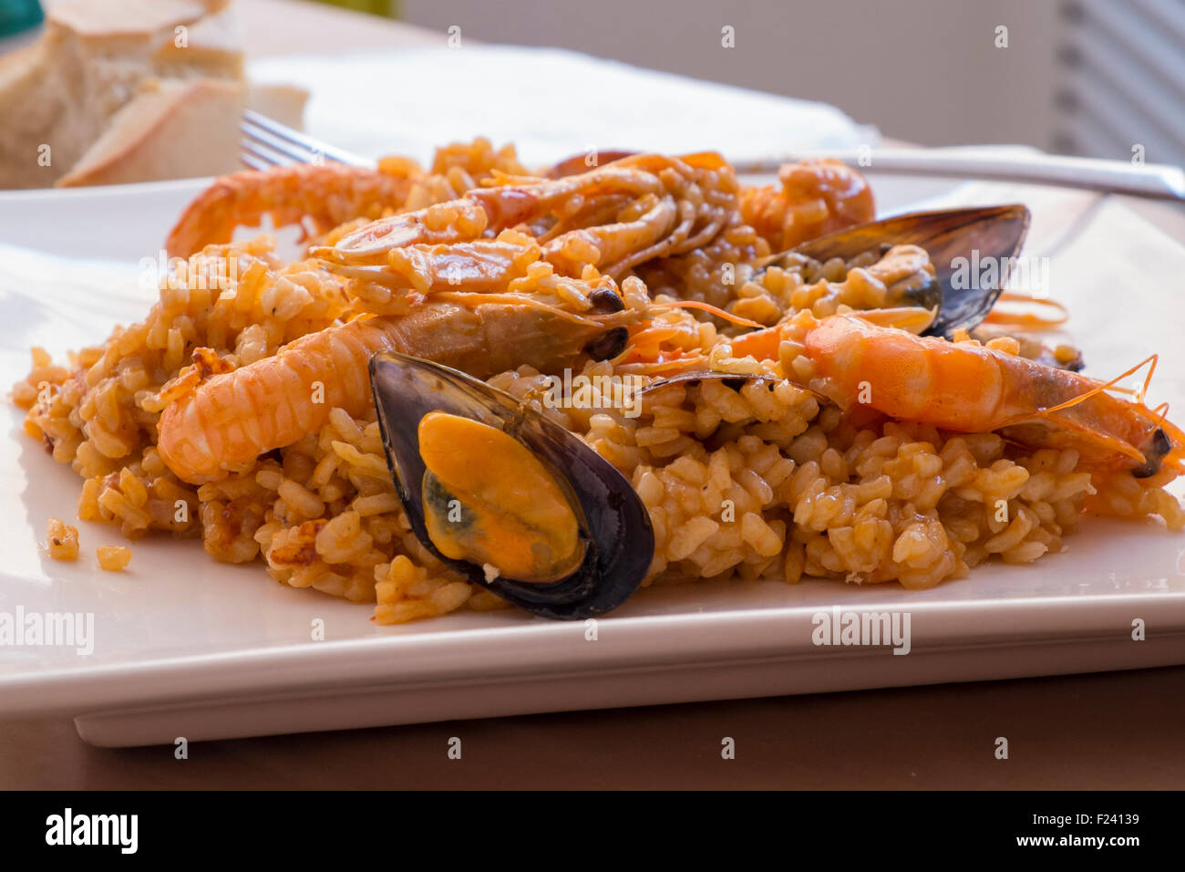 Tipico spagnolo paella di frutti di mare Foto Stock