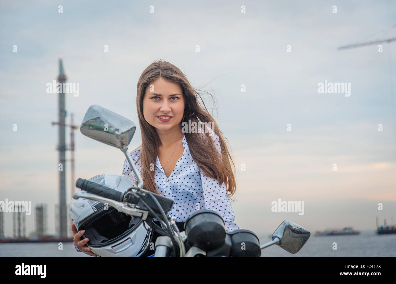 Ragazza nella foresta Foto Stock