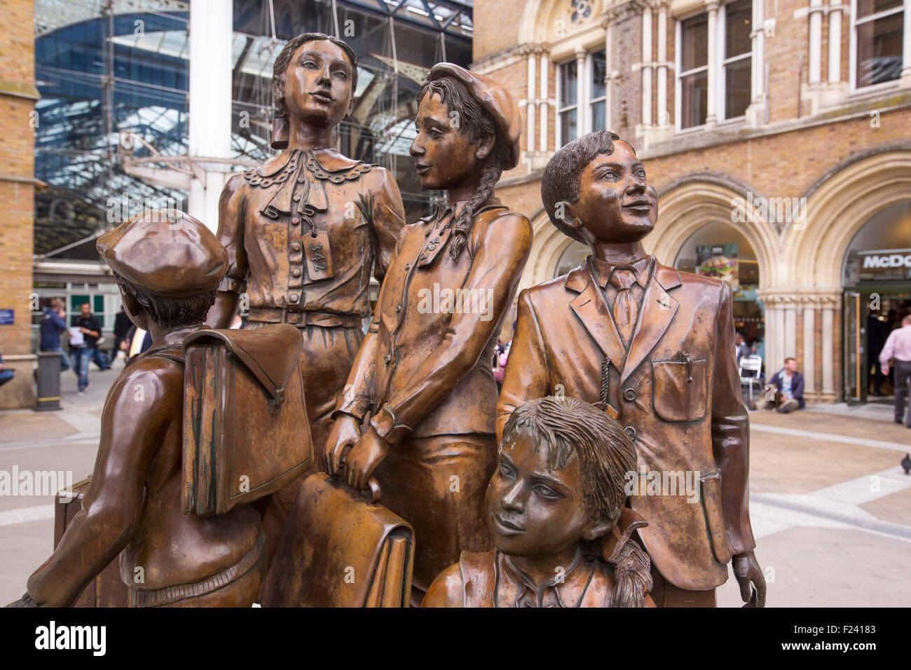 "Kindertransport - l'arrivo, un memoriale di Frank Meisler a Liverpool Street Station di Londra, dove i treni di bambini in fuga dalla tirannia nazista arriva in Inghilterra, dal quale i bambini sono stati inviati a Foster Case. Foto Stock
