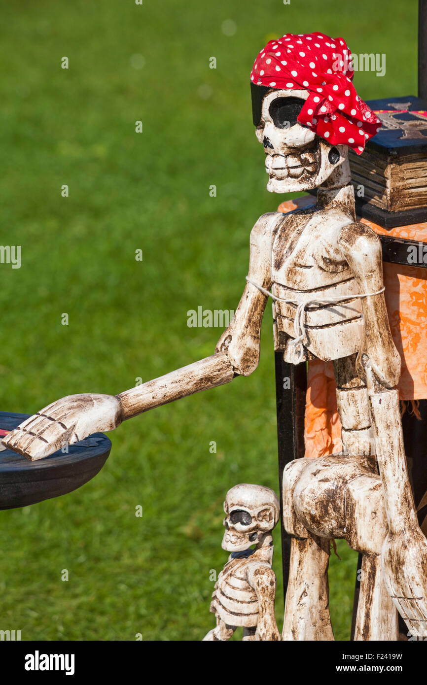 Scheletri per vendita in stallo a Poole festival Tailandese, Dorset, Regno Unito nel mese di settembre Foto Stock