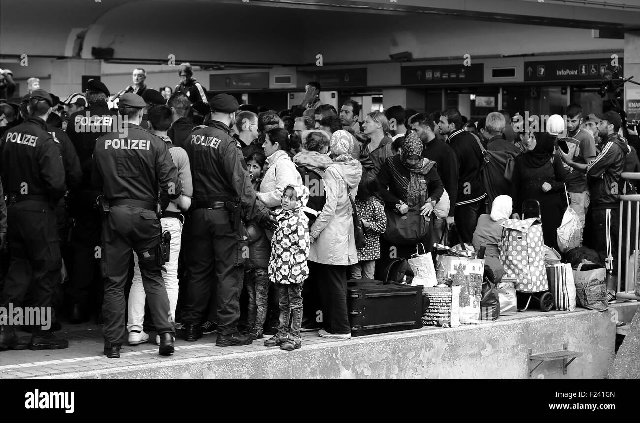 Siro le famiglie di rifugiati bloccati dalla polizia austriaca di viaggiare in Germania Foto Stock