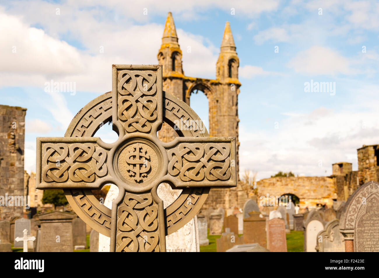Celtic cross su un cimitero di Saint Andrews, Scozia Foto Stock