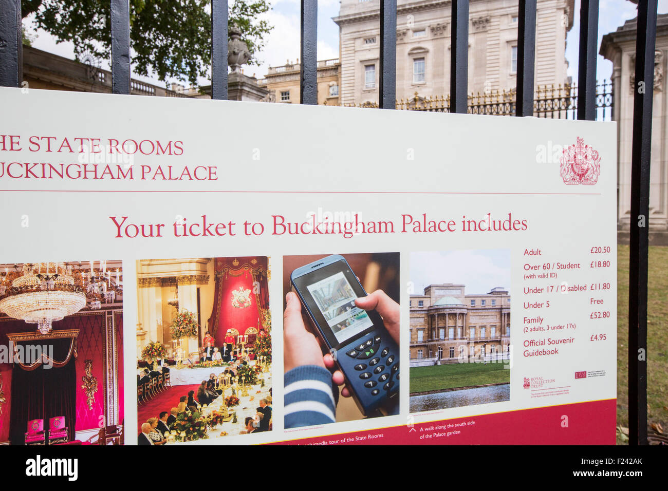 Un poster sulle tasse di entrata a Buckingham Palace, London, Regno Unito. Foto Stock
