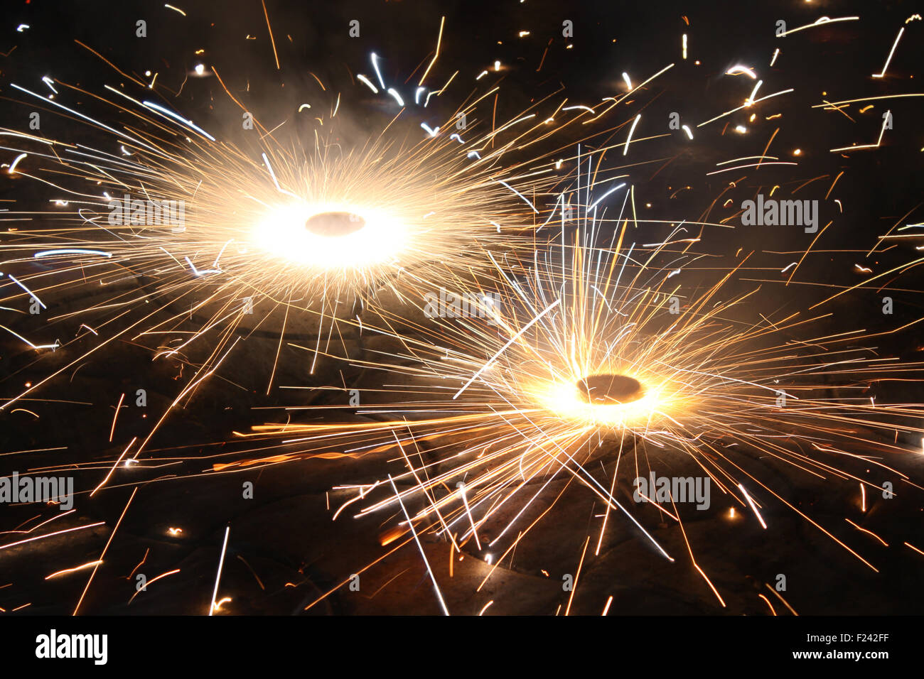Un fuoco d'artificio / fire cracker chakra chiamato / chakra bhoo guardando come una palla di fuoco rotanti, utilizzati durante il tradizionale Diwali festi Foto Stock