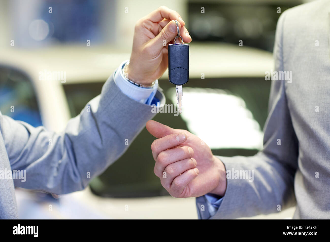 Close up dei maschi di mani con chiave auto in auto salon Foto Stock