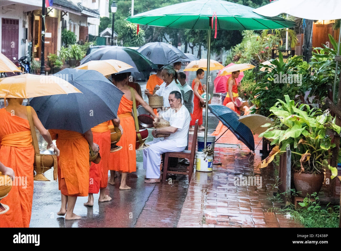 I monaci buddisti raccogliere elemosine cibo gratuito della carità Foto Stock