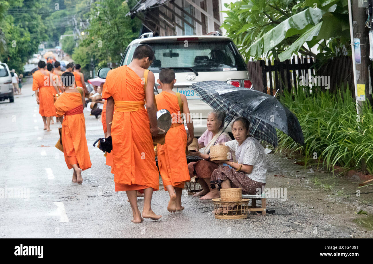 I monaci buddisti raccogliere elemosine cibo gratuito della carità Foto Stock