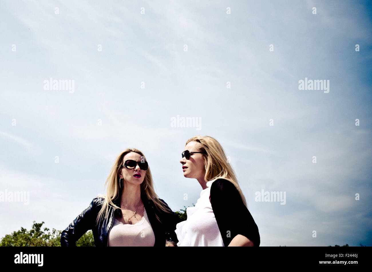 Due donne biondo con gli occhiali da sole Foto Stock