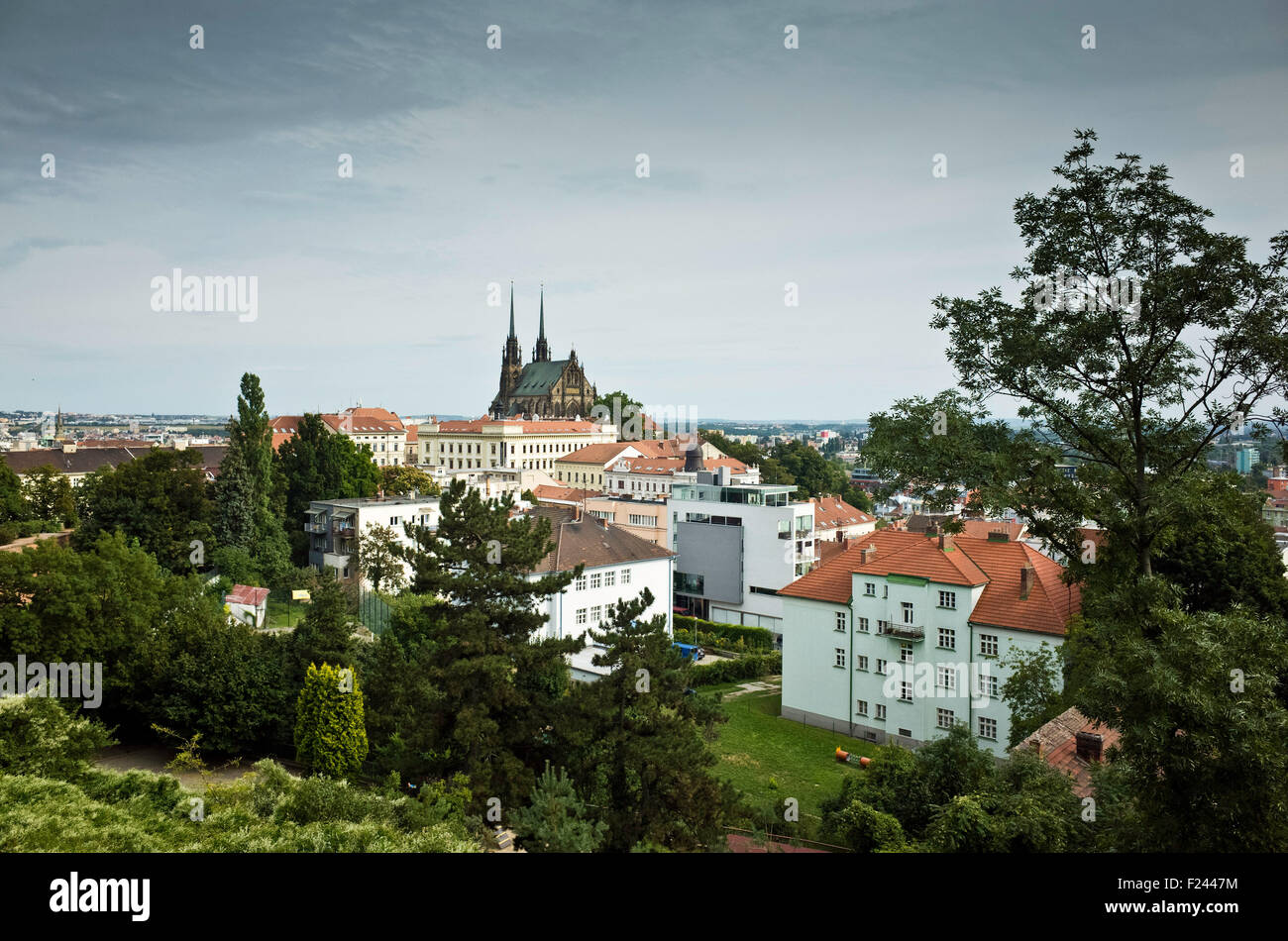 Vista della città di Brno da Spielberg castello, con la Cattedrale di st. Petr e Paolo Foto Stock