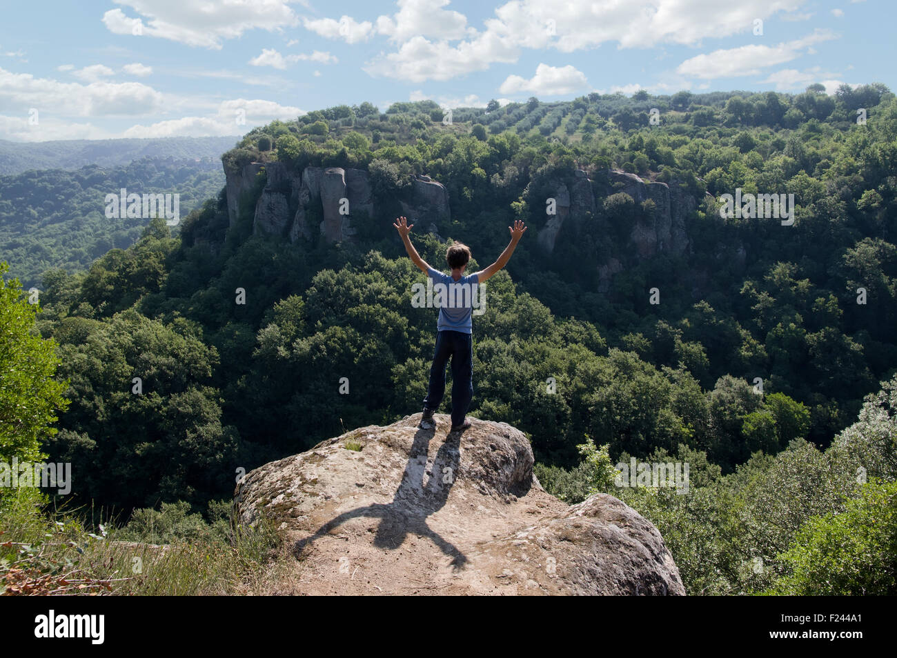 L'uomo diffondendo i suoi bracci su una bella vista Foto Stock