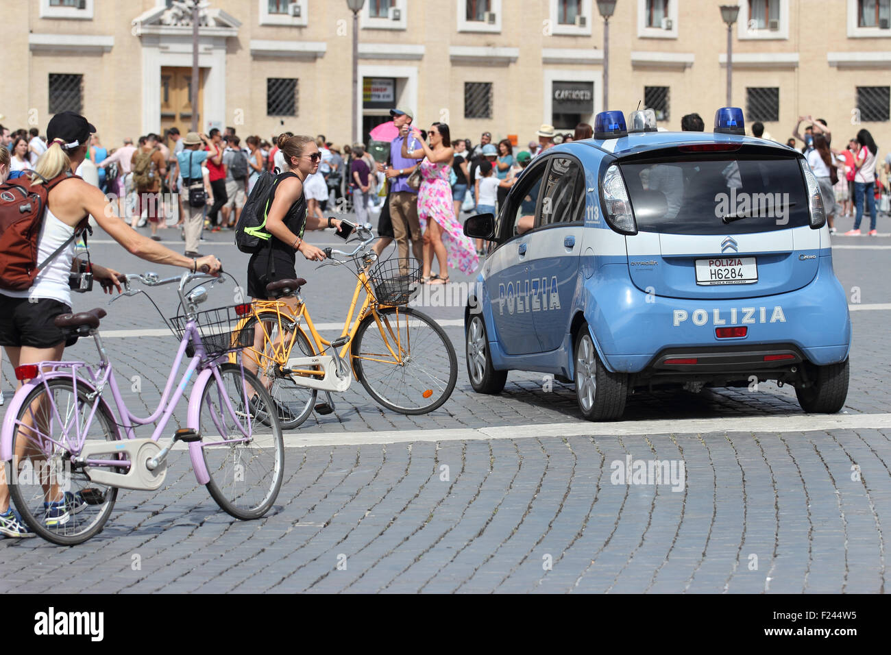 Città del Vaticano - Vaticano - Agosto 18, 2015:La polizia Italiana auto di pattuglia di Piazza San Pietro. Foto Stock