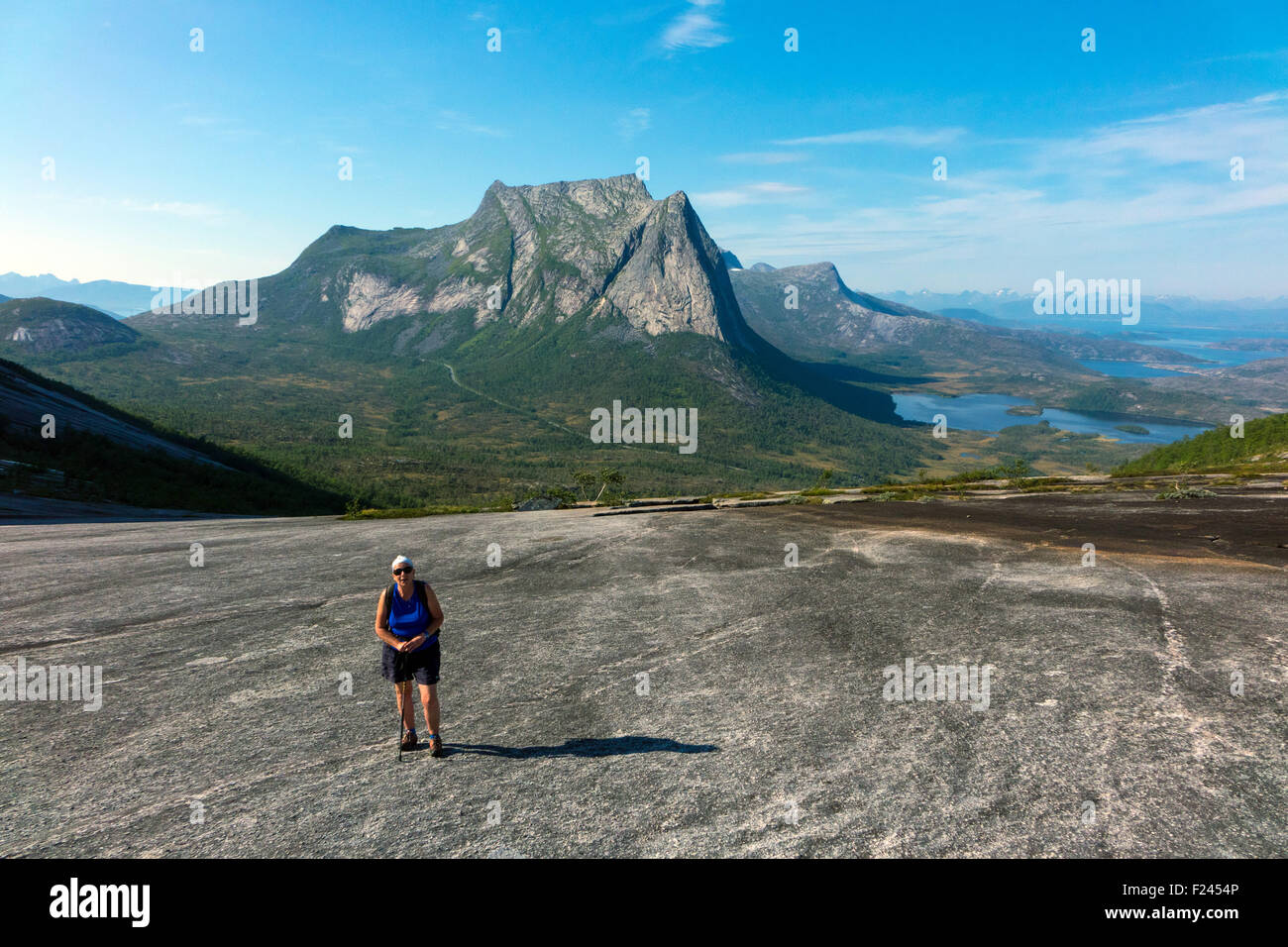 Piccola figura solitaria su mondi Verdenssvaet bramma, enorme lastra di granito nei pressi di Narvik, Arctic Norvegia Foto Stock