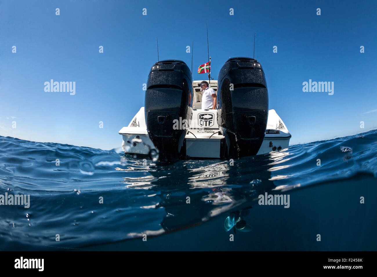 Un Boston Whaler 320 oltraggio speedboat con i suoi 300 cavalli fuoribordo motori di mercurio. Split shot al di sopra e al di sotto della superficie. Foto Stock