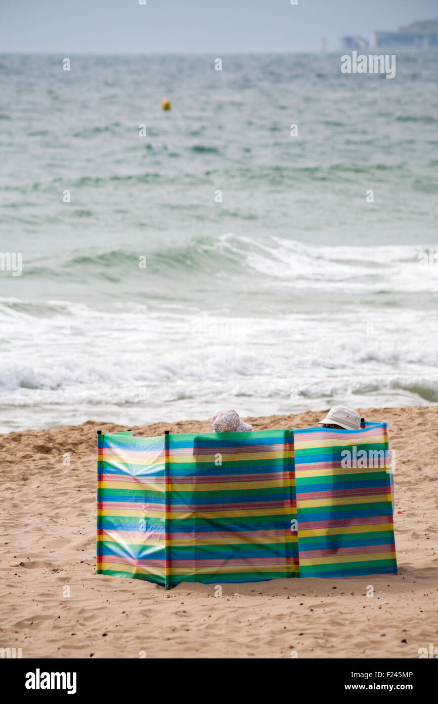 Bournemouth Dorset, Regno Unito. 11 Settembre, 2015. Meteo REGNO UNITO: secco blowy giorno, come alcuni visitatori fanno la maggior parte del tempo a Bournemouth Beach Credito: Carolyn Jenkins/Alamy Live News Foto Stock