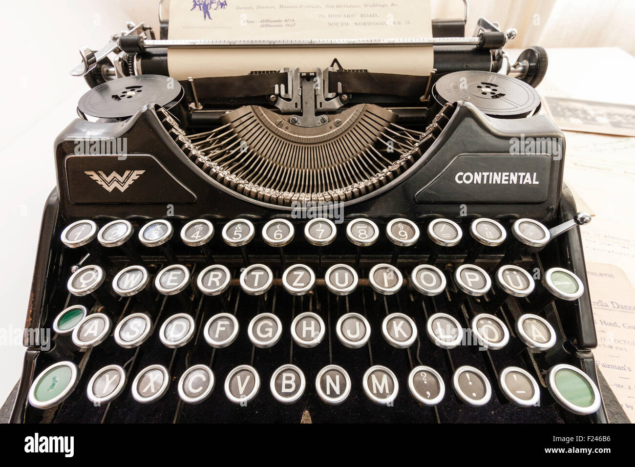 Vecchia macchina da scrivere tedesca, Continental Wanderer, circa 1930-40's primo piano le chiavi che conducono a colpire le barre di tipo e di trasporto. Foto Stock