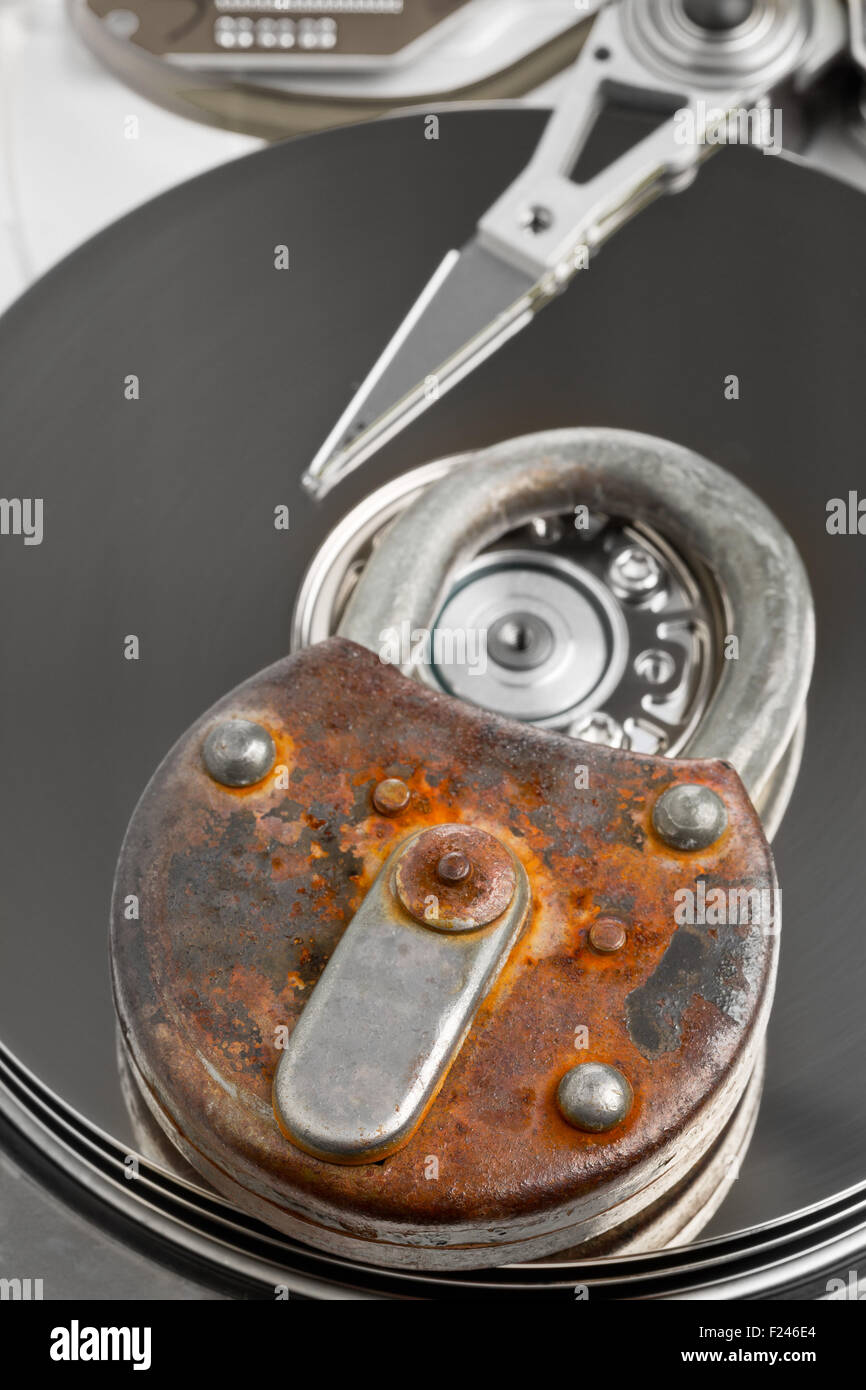 Vecchio arrugginito lucchetto bloccato sul computer harddrive - informazioni o dati relativi al concetto di sicurezza Foto Stock