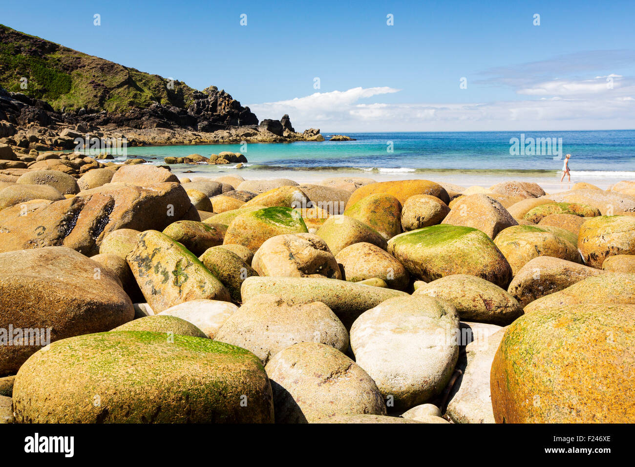 Weathered massi di granito sulla spiaggia di Porthmeor Cove, in Cornovaglia costa a Nord, Regno Unito. Foto Stock