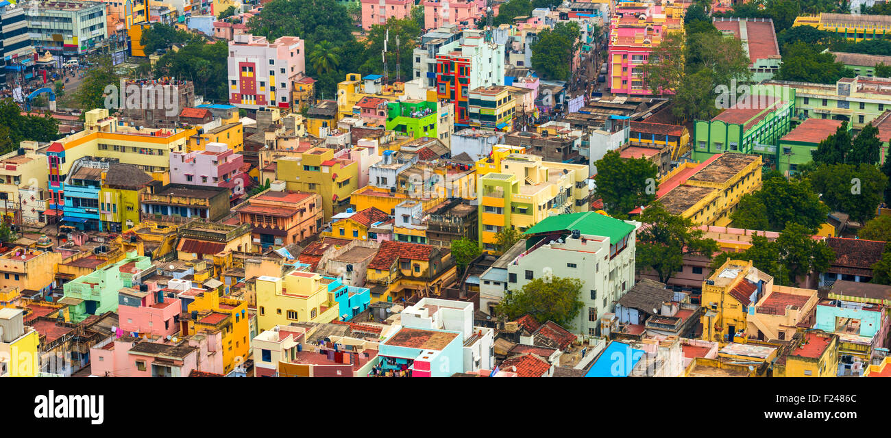 Paesaggio di case colorate nelle affollate città indiana Trichy, panorama Foto Stock