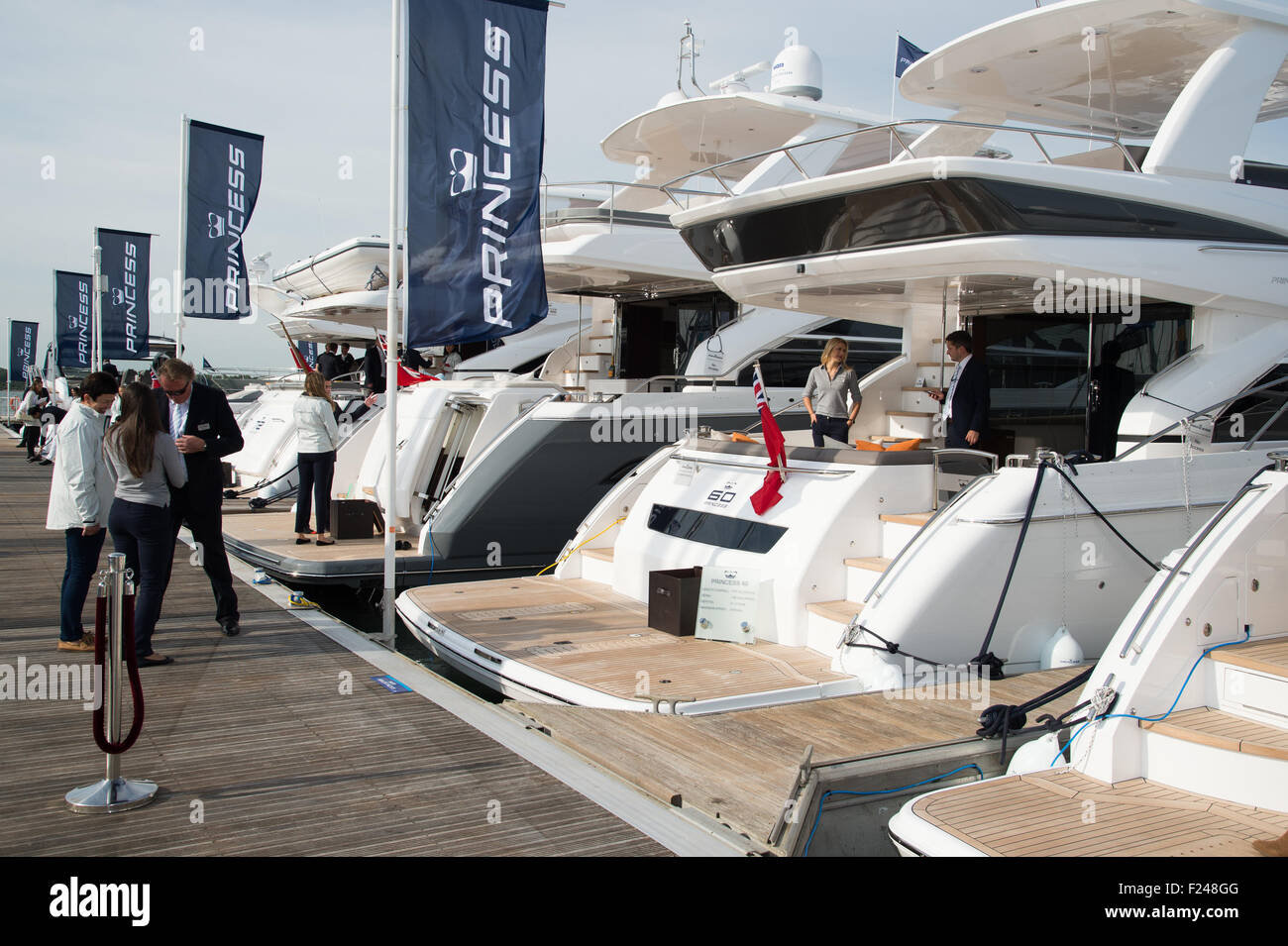 Southampton, Regno Unito. 11 settembre 2015. Southampton Boat Show 2015. Princess barche schierate nella marina. Credito: MeonStock/Alamy Live News Foto Stock