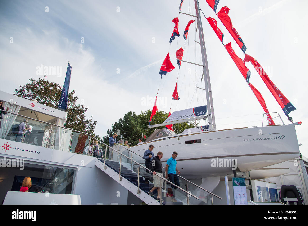 SSouthampton, UK. 11 settembre 2015. Southampton Boat Show 2015. Visitatori sul Jeanneau stand a piedi passato un Sun Odyssey 349 Credito: MeonStock/Alamy Live News Foto Stock