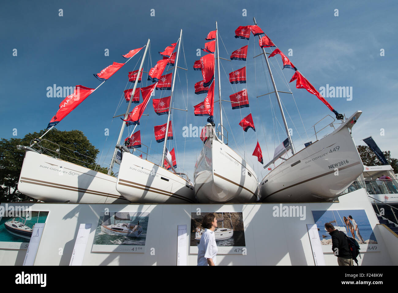 Southampton, Regno Unito. 11 settembre 2015. Southampton Boat Show 2015. I visitatori a piedi passato 4 Jeanneau yacht sul display compresa di recente ha lanciato Sun Odyssey 449. Credito: MeonStock/Alamy Live News Foto Stock