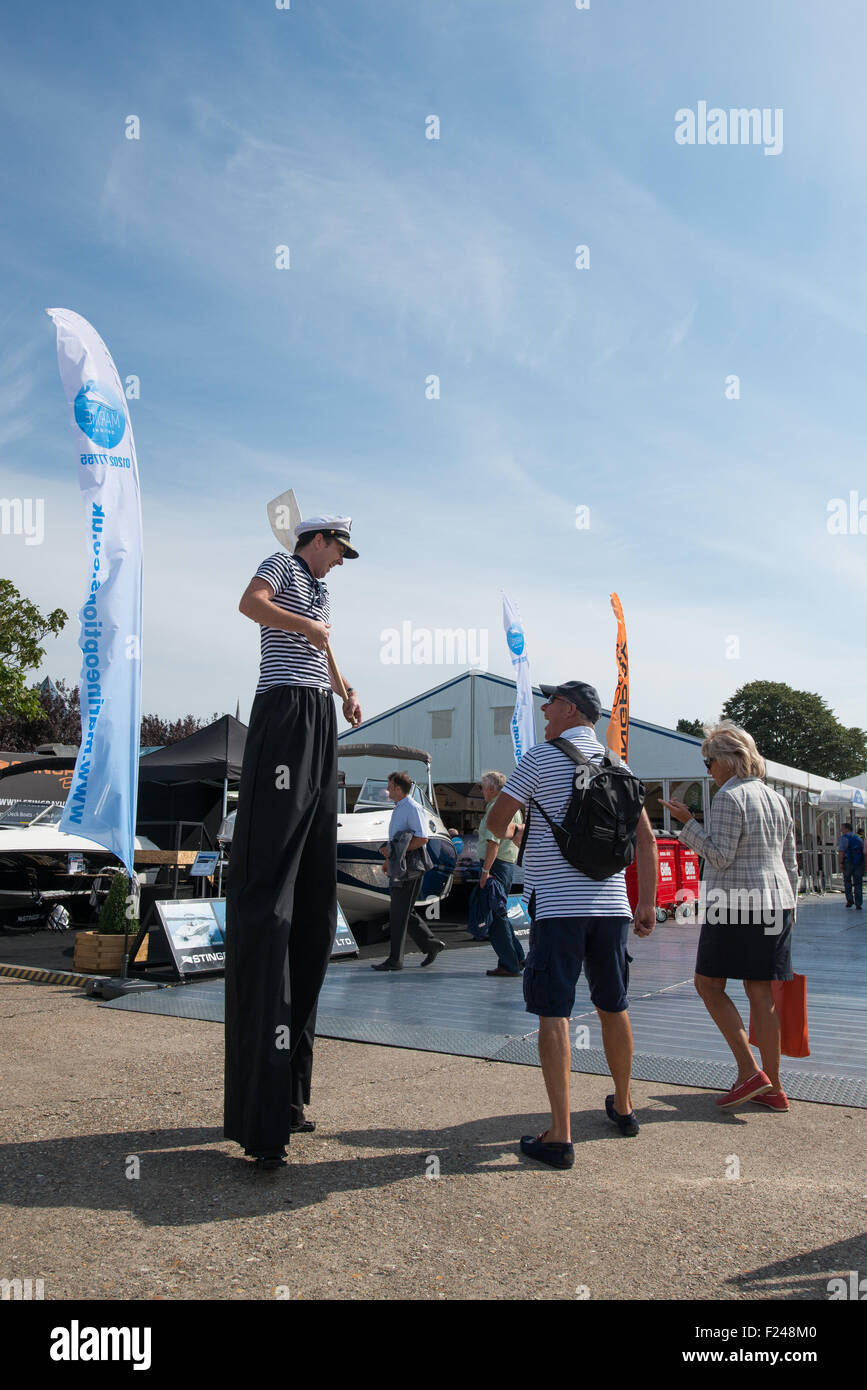 Southampton, Regno Unito. 11 settembre 2015. Southampton Boat Show 2015. Un stilt walker con marinai di t-shirt e oar saluta i visitatori della mostra. Credito: MeonStock/Alamy Live News Foto Stock