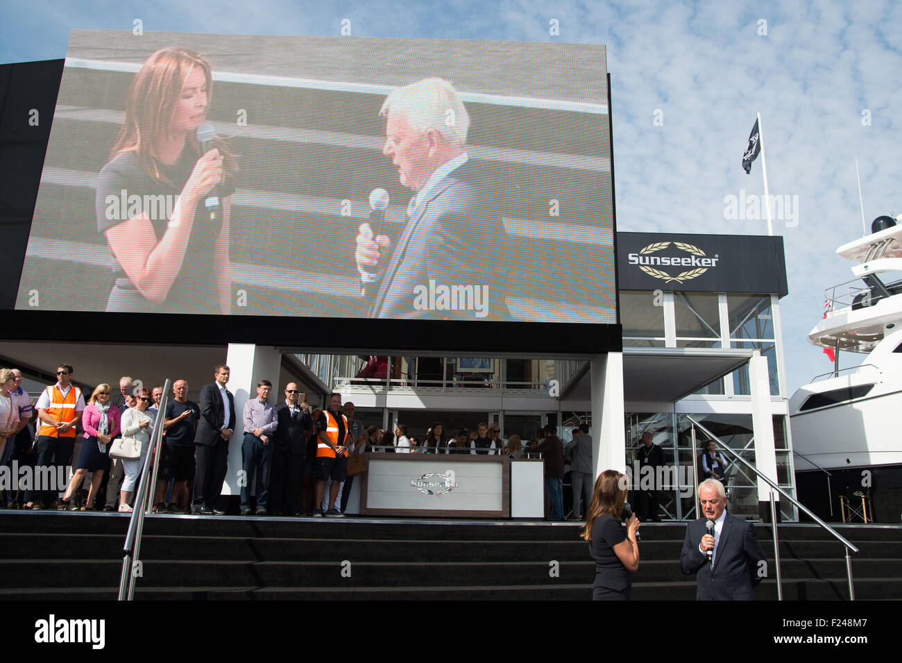 Southampton, Regno Unito. 11 settembre 2015. Southampton Boat Show 2015. Suzy Perry discute Sunseeker e Forumla uno con Robert Braithwaite di Sunseeker sul piedistallo durante la cerimonia di apertura.. Credito: MeonStock/Alamy Live News Foto Stock