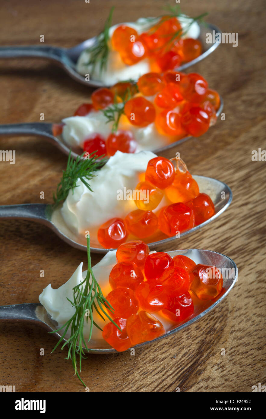 Canapes, piccolo cibo per le dita adatto per le feste. Foto Stock