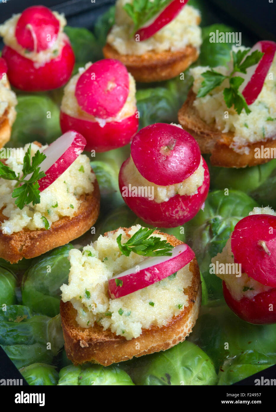 Canapes, piccolo cibo per le dita adatto per le feste. Foto Stock