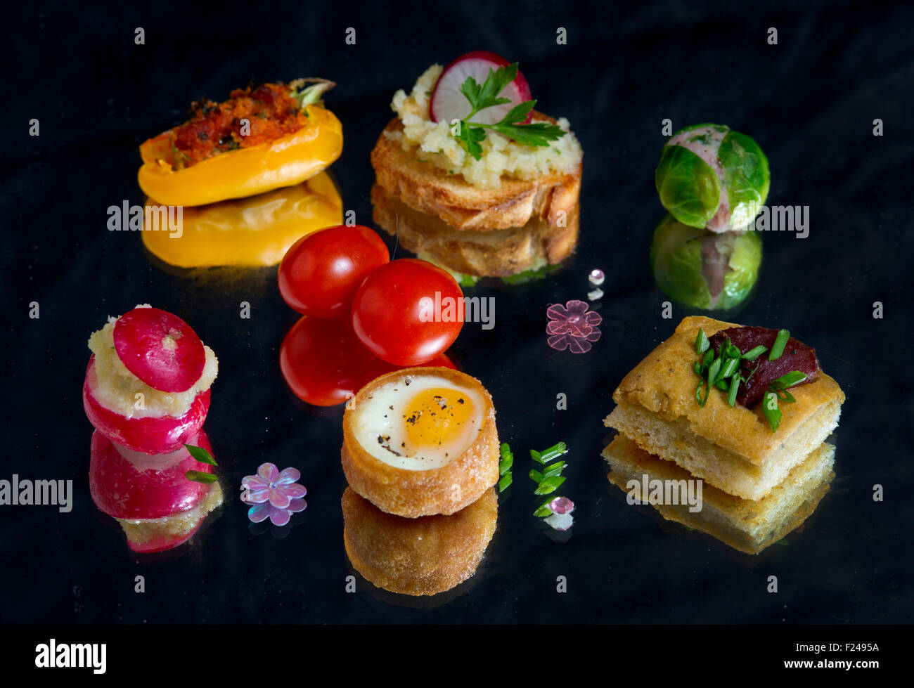 Canapes, piccolo cibo per le dita adatto per le feste. Foto Stock