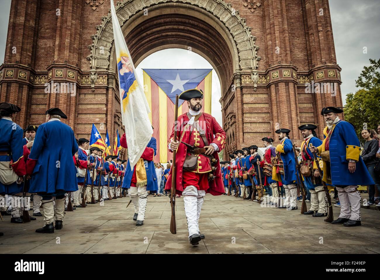 Barcellona, in Catalogna, Spagna. Undicesimo Sep, 2015. Il 'Miquelets de Catalunya" (irregolarità del catalano e valenciano montagna truppe di luce nei secoli XVII e XVIII) marzo nel loro tradizionale uniformi attraverso la città di Barcellona il 'Diada' 2015, Catalogna della giornata nazionale © Matthias Oesterle/ZUMA filo/Alamy Live News Foto Stock