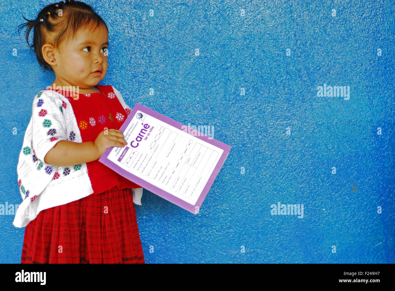 Guatemala, San Juan Chamulco, Ritratto di ragazza con certificato di vaccinazione (Claudia Andrea Poou Tot 1 Anno 5 mesi) Foto Stock