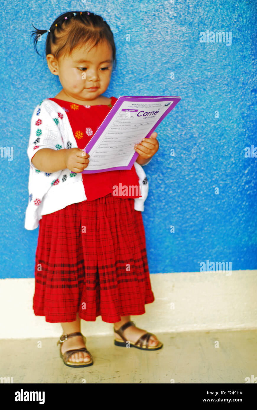 Guatemala, San Juan Chamulco, Ritratto di ragazza con certificato di vaccinazione (Claudia Andrea Poou Tot 1 Anno 5 mesi) Foto Stock
