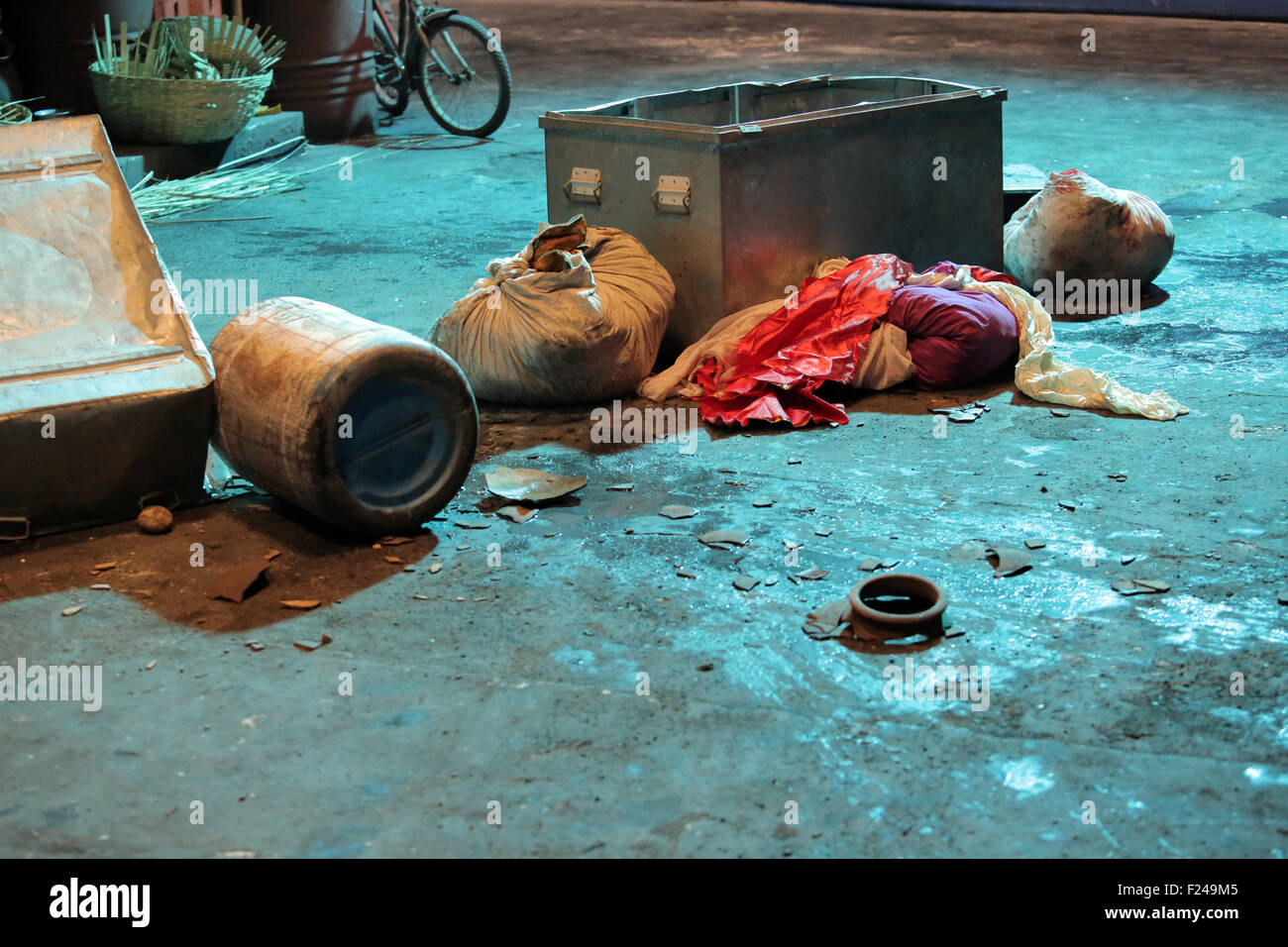 I beni di un povero uomo che vive sulla strada in Mumbai, India. Foto Stock