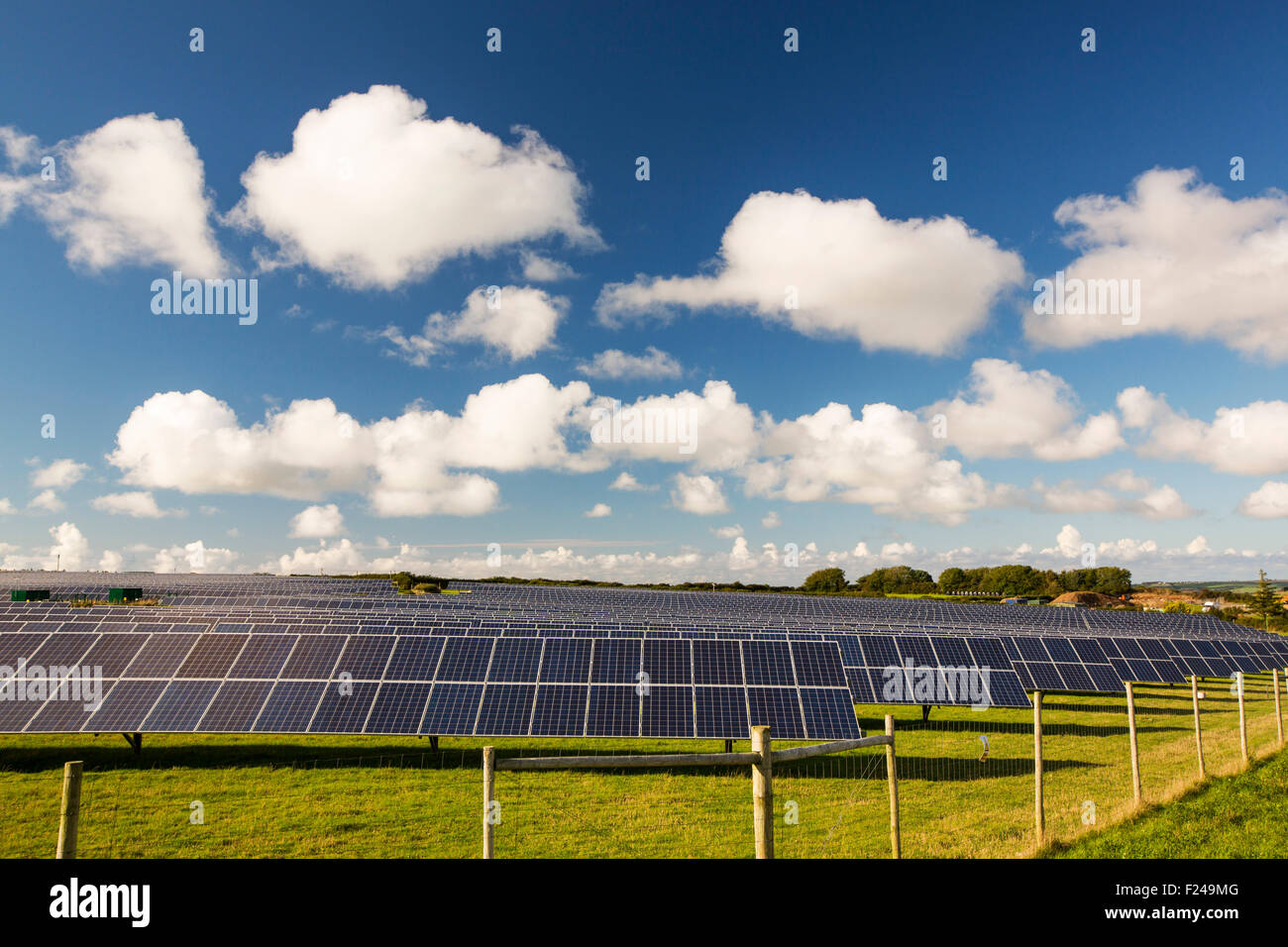 Un agriturismo in base impianto solare vicino a St Albans, Cornwall, Regno Unito Foto Stock