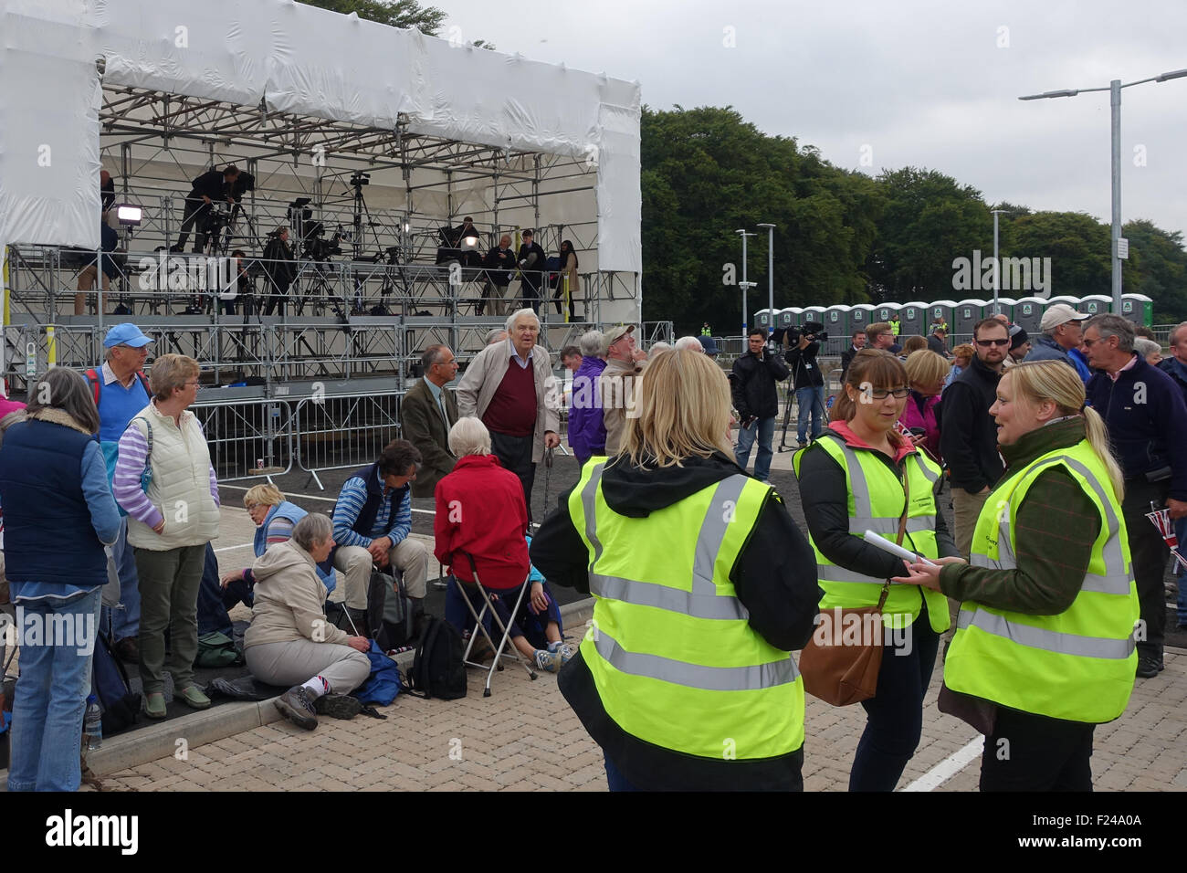 Media Gallery e funzionari alla stazione Tweedbank attesa per la regina ad aprire ufficialmente i nuovi confini della linea ferroviaria Foto Stock
