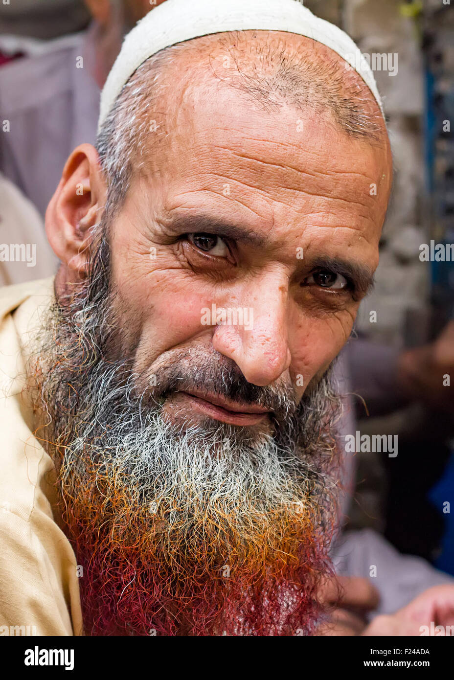 Il Pashto rifugiati in Pakistan con henna tinto la barba. Molti uomini musulmani colorante loro barba con henna specialmente durante il Ramadan. Foto Stock