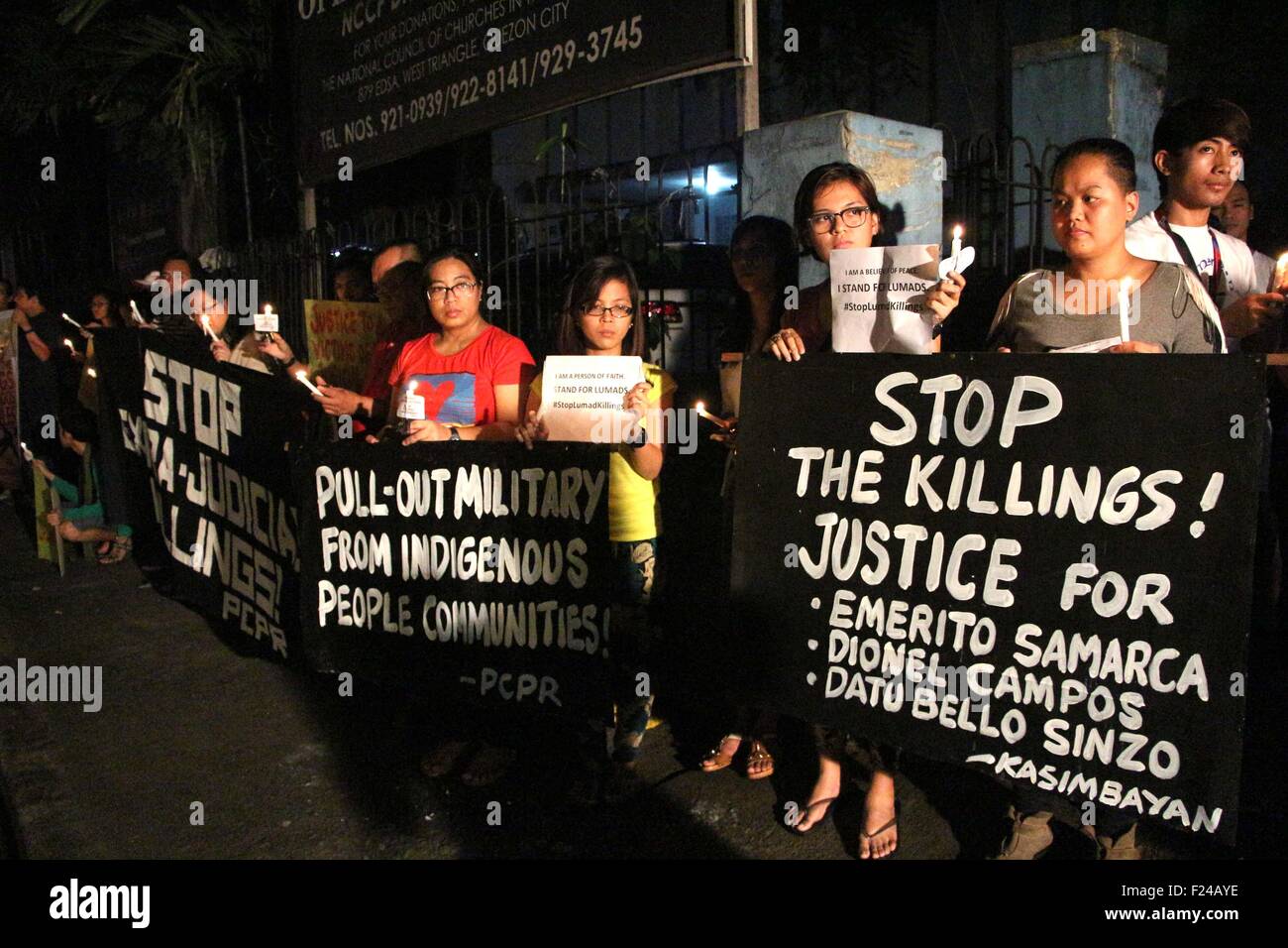 Promozione delle Chiese del popolo (Risposta PCPR) illuminazione delle candele in testa PCPR ufficio in EDSA, Quezon City a unirsi per la giornata di lutto in solidarietà per la morte del leader lumads (leader tribali) che è presumibilmente ucciso da uomini in uniforme hanno portato da 36th IB dell esercito filippino, dovuto all'operazione militare di popoli indigeni sono stati costretti a fuggire dalle loro comunità. Il gruppo inoltre richiamare l'attenzione di Pres. Aquino a "Stop uccisione di Lumads" (nota: lumad è un termine filippino di popoli indigeni). Secondo PCPR Phil. Governo e interessi stranieri nella ricca di risorse minerali Foto Stock