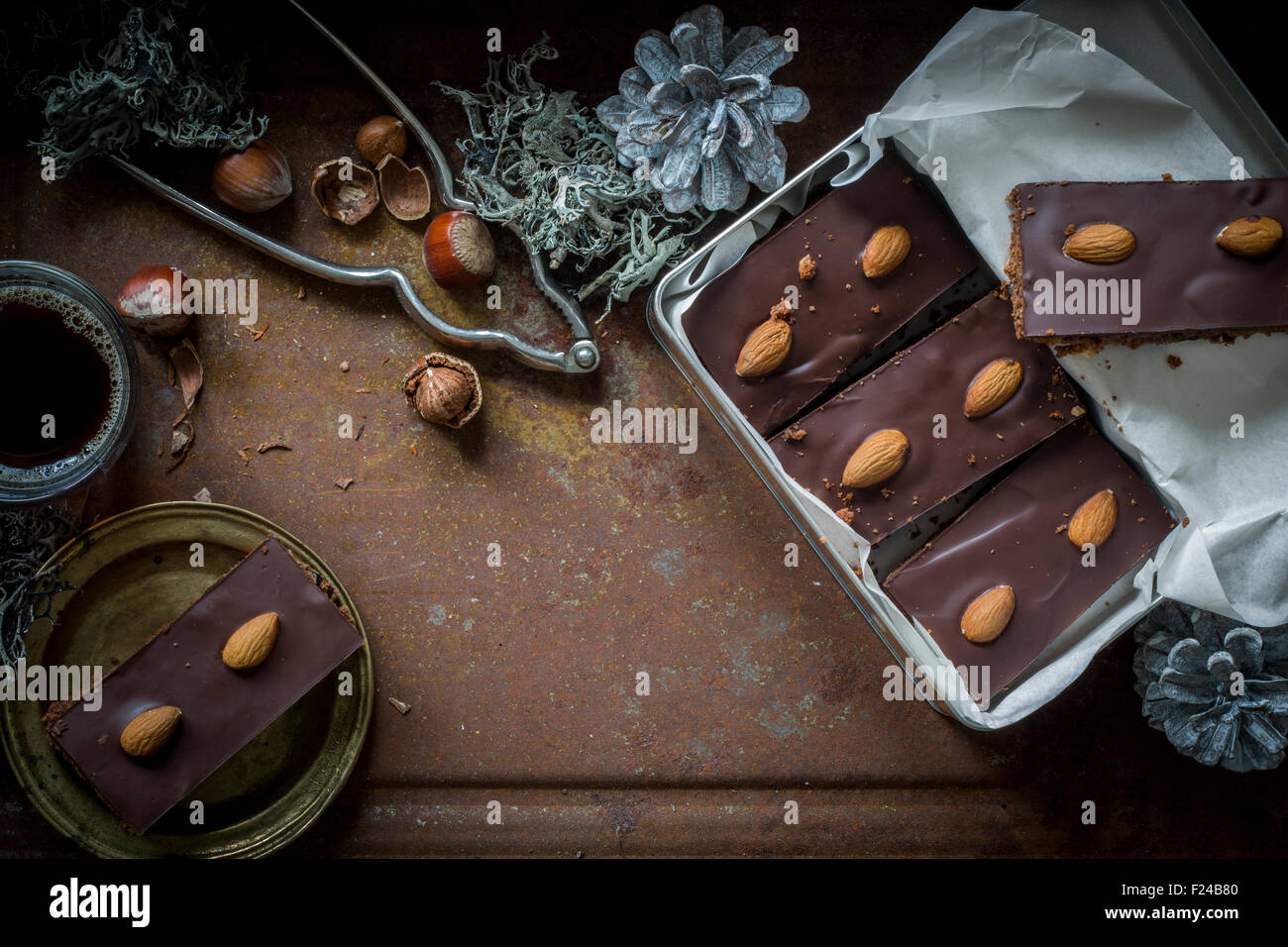Gingerbead con ricchi di cioccolato e mandorle con decorazione di Natale. Vista superiore Foto Stock